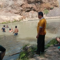 Dua Siswi dan Seorang Guru Tenggelam di Dam Balerejo Madiun, sang Guru masih pakai kaus kaki.